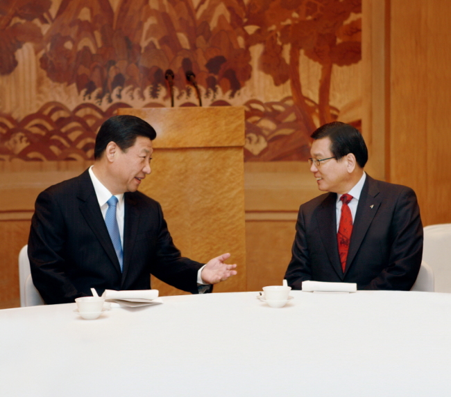 시진핑(좌측부터/XiJinping/정치인/중국공산당중앙군사위원회주석),박삼구(기업인/금호아시아나그룹회장)
박삼구 금호아시아나그룹 회장이 8일 오전 중국 하이난다오(海南岛 해남도) 국빈관에서 시진핑 국가주석과 다시 만났다. 이번 만남은 지난 2009년 12월, 한국에서 만난 이후 두번째 만남으로 시 주석이 국가 주석에 취임한 이후에는 처음이다.