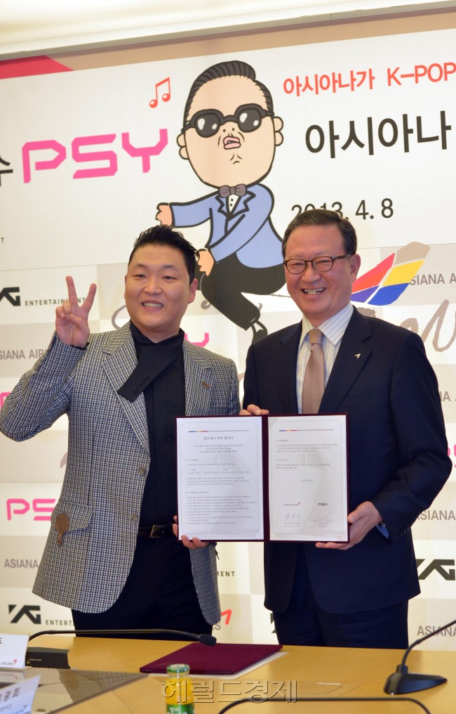 아시아나항공은 8일 서울시 강서구 외쇠동 아시아나항공 본사에서 가수 싸이와 공식후원협약 체결식을 갖고 윤영두사장과 싸이가 기념촬영을 하고 있다. 싸이는 1년간 아시아나 항공이 취항하는 전 노선 최상위 클래스 항공권 후원을 제공받게 된다.<br />김명섭 기자 msiron@heraldcorp.com
아시아나항공은 8일 서울시 강서구 외쇠동 아시아나항공 본사에서 가수 싸이와 공식후원협약 체결식을 갖고 윤영두사장과 싸이가 기념촬영을 하고 있다. 싸이는 1년간 아시아나 항공이 취항하는 전 노선 최상위 클래스 항공권 후원을 제공받게 된다.
김명섭 기자 msiron@heraldcorp.com