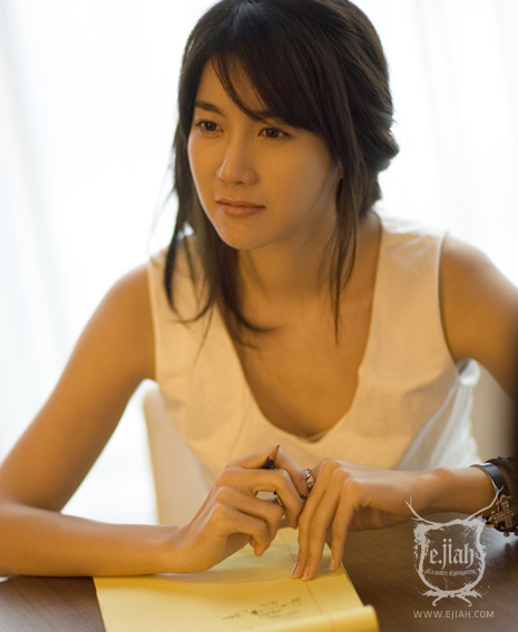 이지아(탤런트)
Actress E. Ji Ah (Lee Ji-ah) escaped unhurt when her car hit a police car at around 1 a.m. on Saturday morning.