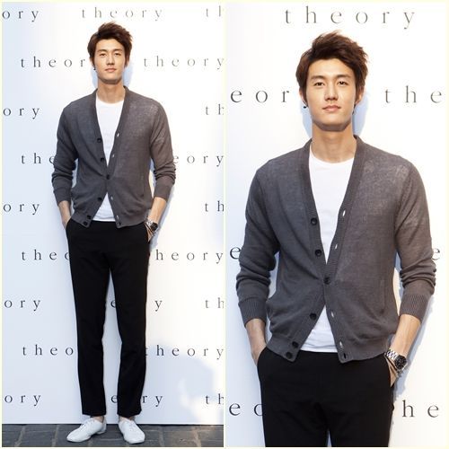 이기우(영화배우)
배우 이기우가 이청아와의 열애를 인정한 가운데 그의 실물을 가늠케 하는 사진이 공개돼 화제다.