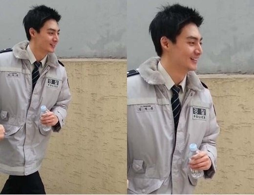김준(김형준/가수/탤런트)
최근 한 온라인 커뮤니티 게시판에는 ′여고에 나타난 흔한 경찰의 모습′이라는 제목으로 김준의 사진이 게재됐다.