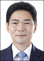 이상훈(기업인/한솔제지대표이사)
2010년 기준 우리나라 산림이 1년에 제공하는 공익적 가치는 약 109조원, 국민 한 사람당 연간 216만원 정도의 산림복지 혜택을 받는 것으로 알려져 있다. 이는 2008년 조사 때의 73조원에 비해 49%가 증가한 액수로 GDP의 9.3%에 달하는 가치다.