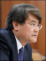 서승환(공무원/국토교통부장관)
서승환 국토교통부 장관은 9일 오후 2시 서울 신대방동 전문건설회관에서 전문건설업계, 설비건설업체 관계자를 만나 건설 하도급 업체의 애로사항을 청취하고 이에 대한 개선방안과 건의사항 등을 논의하기 위해 ‘건설 하도급업체’ 간담회를 갖는다.