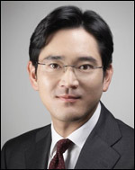 이재용(기업인/삼성전자부회장)
‘아시아판 다보스 포럼’으로 불리는 ‘보아오포럼’에 참석했던 이재용 삼성전자 부회장이 귀국하면서 던진 첫 마디는 ‘책임감’이었다. 중국과 중국기업들이 삼성을 따라잡기 위해 팔을 걷어붙이고 나서고 있는 만큼 삼성이 더 열심히 해야한다는 이야기다.