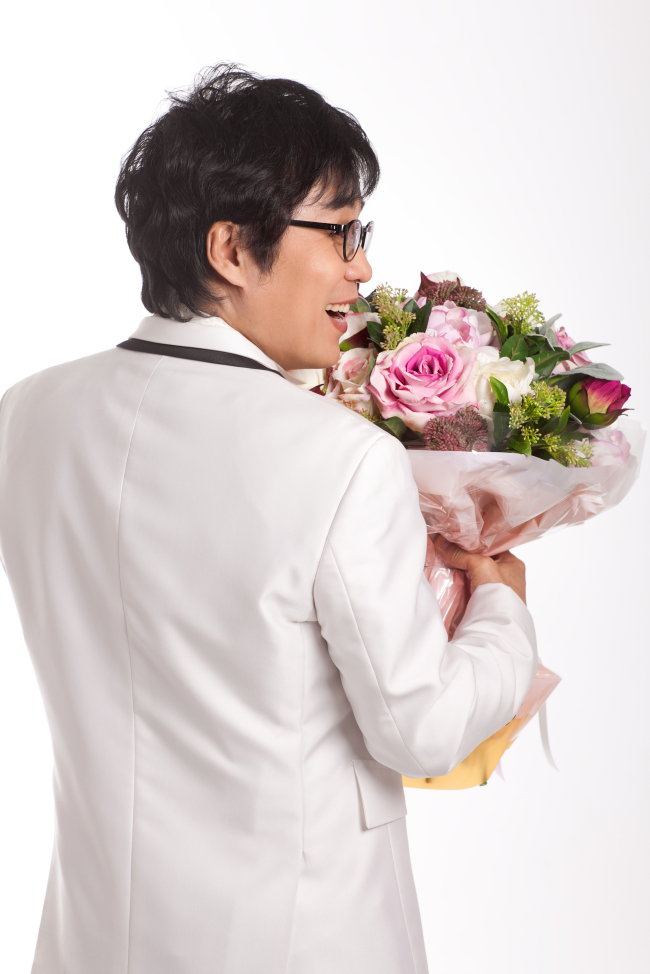 이용(가수)
“지금도 충분히 일을 할 수 있는 베이비부머 세대들이 나이 때문에 일터에서 밀려나고 있습니다. 그리고 그 자식들이 취업난에 시달리고 있습니다. 어려운 상황이지만 베이비부머 세대들이 힘을 내준다면 자식들도 희망을 가지지 않을까요? 제 노래가 베이비부머 세대들에게 위로가 됐으면 좋겠습니다.”