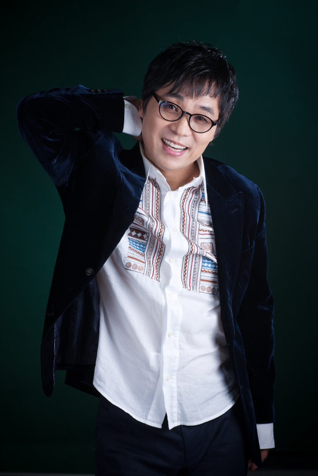 이용(가수)
싱글엔 흥겨운 트로트 선율을 댄스곡을 방불케 하는 빠른 템포 위에 실은 타이틀곡 ‘재기’와 ‘잊혀진 계절’을 연상케 하는 스탠더드 팝 ‘고백’ 등 두 곡이 담겨 있다. 동안(童顔)만큼이나 이용 만의 전매특허인 애절하고도 힘찬 목소리도 여전했다.