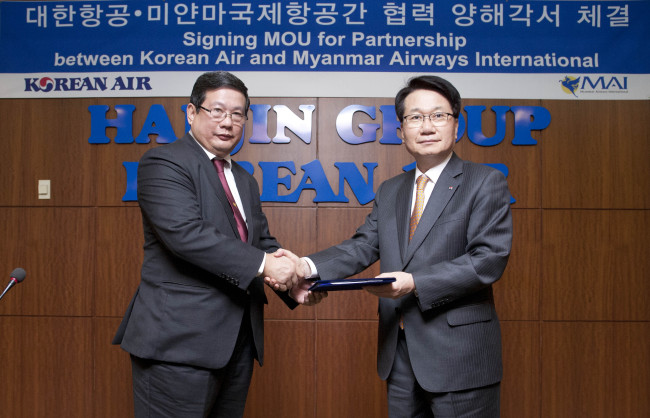 지창훈(기업인/대한항공총괄사장),시투(Si Thu/기업인/미얀마국제항공사장)
대한항공은 8일 오후 서울 강서구 공항동 본사에서 지창훈 대한항공 총괄 사장과 시투(Si Thu) 미얀마국제항공 사장 등 양사 임직원이 참석한 가운데 공동운항 협정을 맺고 양사간 협력강화를 위한 양해각서(MOU)를 체결했다고 9일 밝혔다.