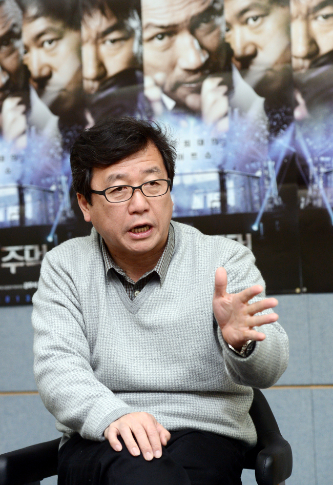 강우석(영화감독)
‘전설의 주먹’에는 자사의 임원을 ‘야구빳다’로 폭행하는 재벌회장, 친구를 집단으로 괴롭혀 죽음으로 내몰면서도 아무 죄책감을 갖지 않는 아이들, 불법 인터넷 도박을 새로운 돈벌이 삼은 조폭, 처자식을 외국에 보낸 기러기 아빠 등 2013년 한국 사회의 음울하고 안타까운 풍경이 그려진다.