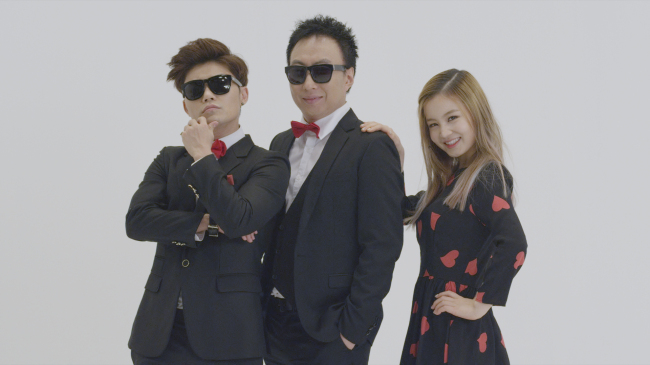 김범수(좌측부터/가수),박명수(MC/가수),이하이(가수)
소속사 YG엔터테인먼트(이하 YG) 측은 9일 “이하이가 LG전자 ‘옵티머스 지 프로(G Pro)’ 광고 모델로 발탁됐다”고 밝히며 “스마트폰 광고 모델은 소위 ‘대세 스타’들의 전유물로 알려져 있는데 데뷔 1년도 채 되지 않은 신예 이하이가 모델로 발탁돼 업계에서도 화제를 모으고 있다”고 전했다.