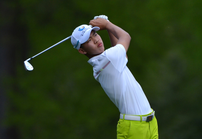 관톈랑(GuanTianlang/골퍼)
He played a practice round Monday with two-time Masters champion Ben Crenshaw, then headed out in the afternoon with Tiger Woods. He has a game lined up Tuesday with Tom Watson, an eight-time major champion. On Wednesday, he plans to play the Par 3 Tournament with Nick Faldo, winner of six majors.