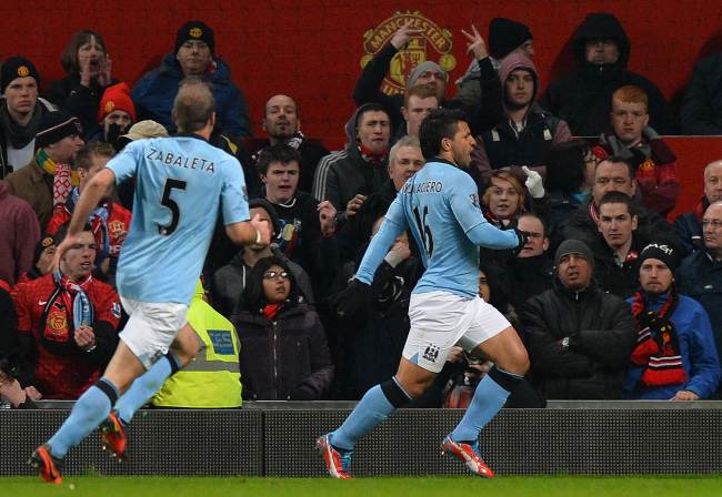 Manchester City’s Sergio Aguero (right) celebrates his goal on Monday.   AFP-Yonhap News