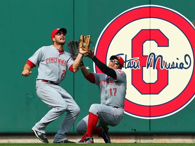 추신수(야구선수/신시내티레즈)
Reds outfielder Chris Heisey makes the catch as he collides with teammate Choo Shin-soo on Monday.   AFP-Yonhap News