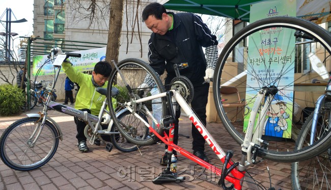 9일 오전 서초구가 자전거의 날을 앞두고 자전거타기 활성화를 위해 주민들을 대상으로 서초구 반포3동주민센터에서 자전거점검 및 수리를 하고있다. 수리대상은 자전거 공기압조절, 펑크수리, 튜브교체, 브레이크수리, 기어조절등이다. <br />이상섭 기자. babtong@heraldcorp.com 2013.04.09
9일 오전 서초구가 자전거의 날을 앞두고 자전거타기 활성화를 위해 주민들을 대상으로 서초구 반포3동주민센터에서 자전거점검 및 수리를 하고있다. 수리대상은 자전거 공기압조절, 펑크수리, 튜브교체, 브레이크수리, 기어조절등이다.
이상섭 기자. babtong@heraldcorp.com 2013.04.09
9일 오전 서초구가 자전거의 날을 앞두고 자전거타기 활성화를 위해 주민들을 대상으로 서초구 반포3동주민센터에서 자전거점검 및 수리를 하고있다. 수리대상은 자전거 공기압조절, 펑크수리, 튜브교체, 브레이크수리, 기어조절등이다.
이상섭 기자. babtong@heraldcorp.com 2013.04.09