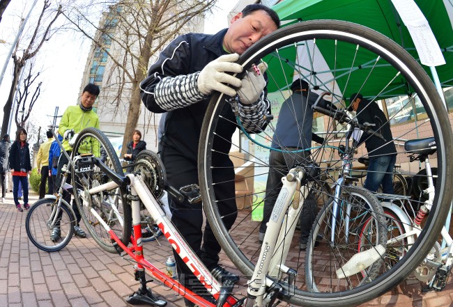 9일 오전 서초구가 자전거의 날을 앞두고 자전거타기 활성화를 위해 주민들을 대상으로 서초구 반포3동주민센터에서 자전거점검 및 수리를 하고있다. 수리대상은 자전거 공기압조절, 펑크수리, 튜브교체, 브레이크수리, 기어조절등이다. <br />이상섭 기자. babtong@heraldcorp.com 2013.04.09
9일 오전 서초구가 자전거의 날을 앞두고 자전거타기 활성화를 위해 주민들을 대상으로 서초구 반포3동주민센터에서 자전거점검 및 수리를 하고있다. 수리대상은 자전거 공기압조절, 펑크수리, 튜브교체, 브레이크수리, 기어조절등이다.
이상섭 기자. babtong@heraldcorp.com 2013.04.09
9일 오전 서초구가 자전거의 날을 앞두고 자전거타기 활성화를 위해 주민들을 대상으로 서초구 반포3동주민센터에서 자전거점검 및 수리를 하고있다. 수리대상은 자전거 공기압조절, 펑크수리, 튜브교체, 브레이크수리, 기어조절등이다.
이상섭 기자. babtong@heraldcorp.com 2013.04.09