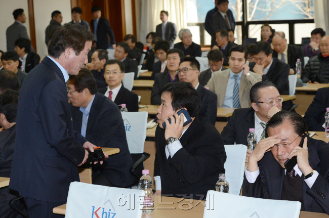 9일 여의도 중소기업중앙회에서 개성공단입주기업협의회 소속 기업사장및 임원들이 북한의 출경금지와 개성공단근로자들의 철수로 생산이 마비된 상황에 대한 입장을 조율하는 대책회의를 갖고 있다.<br />정희조 기자/checho@heraldcorp.com  130409
개성공단 입주기업협의회 소속 업체 관계자들이 9일 오전 서울 여의도 중소기업중앙회에서 심각한 표정으로 긴급 대책회의 시작을 기다리고 있다. 일부 업체 사장은 “빚을 내서 공장을 돌리고 있다”면서 “북측의 입경 금지 및 인력철수 조치로 더 이상 버틸 여력이 없다”고 대책 마련을 호소했다.    정희조 기자/checho@heraldcorp.com
