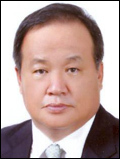 김충호(기업인/현대자동차사장)
김충호<사진> 현대차 사장은 최근 기자와 만나 “오랜 기간 내부 논의를 거친 끝에 이번 서울모터쇼부터 레이싱 모델을 지양하기로 결정했다”며 “모터쇼라면 자동차가 중심이 돼야 한다. 레이싱 모델이 중심이 되선 안 된다는 게 그 이유”라고 설명했다.