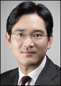 이재용(기업인/삼성전자부회장)
‘아시아판 다보스 포럼’으로 불리는 ‘보아오포럼’에 참석했던 이재용 삼성전자 부회장이 귀국하면서 던진 첫 마디는 ‘책임감’이었다. 중국과 중국기업들이 삼성을 따라잡기 위해 팔을 걷어붙이고 나서고 있는 만큼 삼성이 더 열심히 해야 한다는 이야기다.