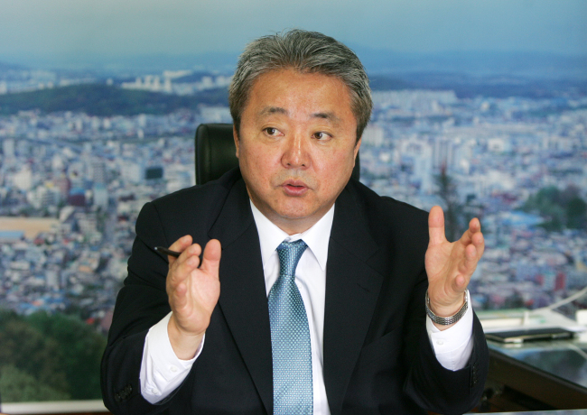 한범덕(공무원/청주시장)
청주시(시장 한범덕·사진)는 9일 오후 시청 4층 대회의실에서 NH농협 충북지역본부와 제휴를 통해 적립된 2013년도분 ‘녹색청주사랑 발전기금 전달식’을 가진다고 밝혔다.