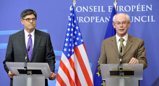 EU Council president Herman Van Rompuy (right) and U.S. Treasury Secretary Jacob Lew give a press conference following a working session at the EU Headquarters in Brussels on Monday.   AFP-Yonhap News