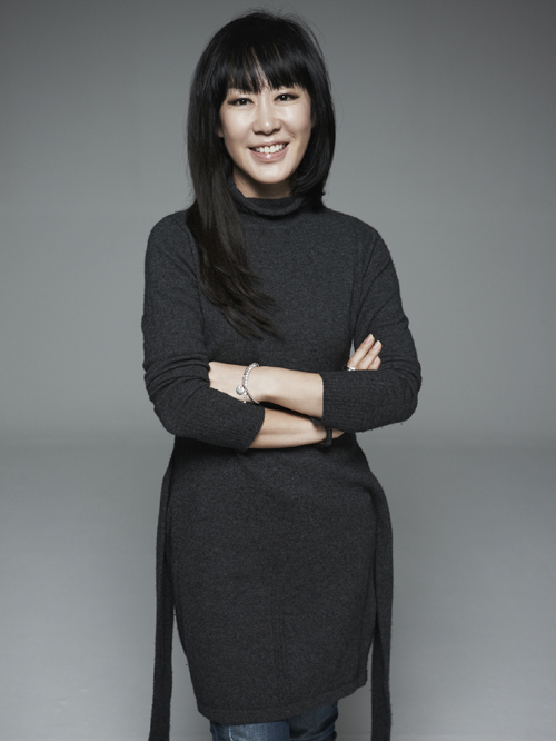 이윤신(도예가/기업인/원신월드W몰회장)
우리 미술계에선 도예가의 실험적 조형물은 우위로 치고, 일상에서 쓰는 그릇은 낮춰보는 풍토가 있다. 때문에 그릇을 만드는 생활도예가들은 작품을 만드는 도예가들의 뒷전으로 밀리기 일쑤다. 그럼에도 스스로를 ‘그릇 만드는 사람’이라고 당당히 밝히는 이가 있다.