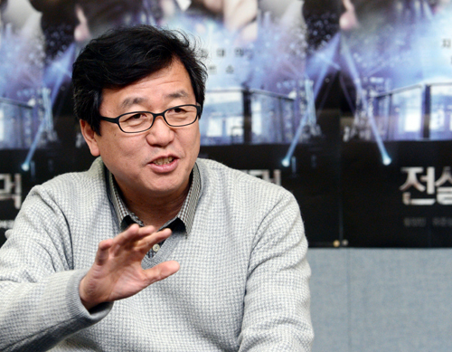 강우석(영화감독)
‘전설의 주먹’에는 임원을 ‘야구빠따’로 폭행하는 재벌회장, 친구를 죽음으로 내몰면서도 아무 죄책감을 갖지 않는 아이들, 불법 인터넷 도박을 새로운 돈벌이로 삼은 조폭, 처자식을 외국에 보낸 기러기 아빠 등 2013년 한국 사회의 음울하고 안타까운 풍경이 그려진다. 강우석 감독은 늘 “신문의 사회면이야말로 가장 좋은 이야기의 보고”라며 데뷔 이후 꼬박꼬박 ‘스크랩’을 해왔다. 그래서 그의 19편의 작품은 당대 한국 사회의 ‘축도’다. 그는 늘 날선 눈으로 사회를 읽었고, 따뜻한 가슴으로 대중을 위로했다.