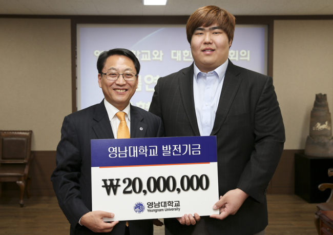 이재혁(씨름선수/울산동구청씨름단),노석균(교수/영남대총장)
영남대학교 씨름부 출신 이재혁 선수(울산동구청씨름단ㆍ23)가 모교 후배 선수들을 위해 2000만원을 쾌척했다.