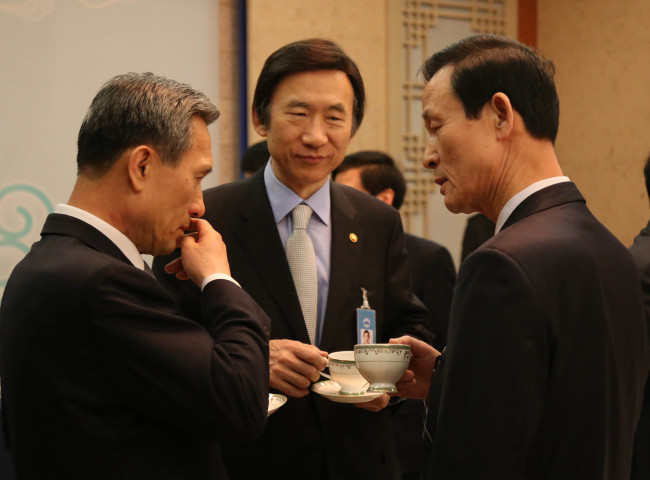 Chief of National Security Kim Jang-soo (from right), Foreign Minister Yun Byung-se and Defense Minister Kim Kwan-jin engage in a discussion at a Cabinet meeting in Cheong Wa Dae on Tuesday.   Chung Hee-cho/The Korea Herald