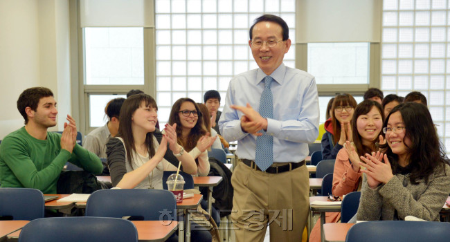 민병철<br />김명섭 기자 msiron@heraldcorp.com
민병철
김명섭 기자 msiron@heraldcorp.com
민병철
김명섭 기자 msiron@heraldcorp.com