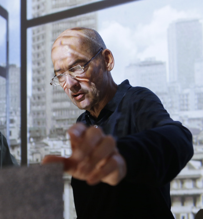 렘 콜하스(Rem Koolhaas/건축가/네덜란드/하버드대교수)
Dutch architect Rem Koolhaas gestures at the Knoll industrial design house’s space, part of the Milan’s Furniture Fair, in Milan, Italy, Monday.   AP-Yonhap News