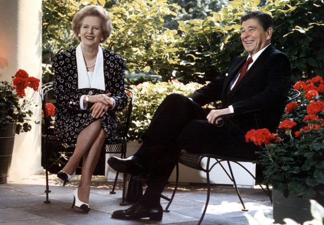 마가렛대처(MargaretThatcher/정치인)
Former U.S. President Ronald Reagan and former British Prime Minister Margaret Thatcher pose for photographers on the patio outside the Oval Office at the White House in Washington on July 17, 1987.   AFP-Yonhap News
