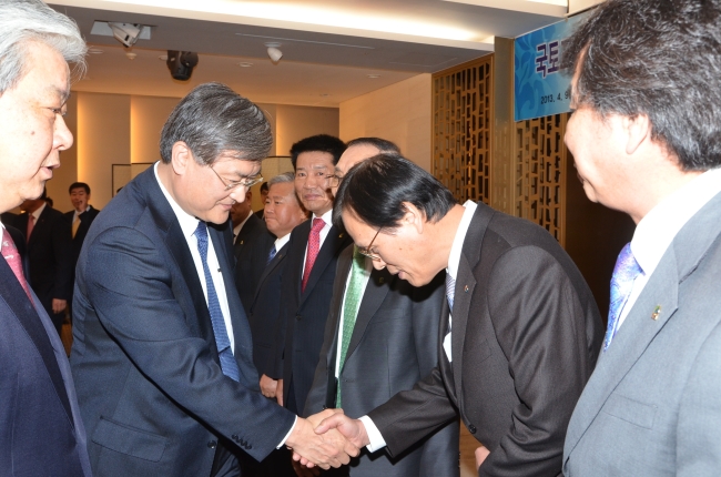 서승환(정무직공무원/전교수/국토교통부장관)
서승환 국토교통부 장관은 9일 “전문건설업계의 고충 개선을 위해 정책적으로 지원하고, 현장에서 제대로 시행되는지를 꾸준히 점검하겠다”고 말했다. 서 장관은 이날 낮 12시 동작구 중소 하도급 건설업체 단체인 대한전문건설협회(KOSCA)를 방문해 “어려운 건설 현장 여건에서도 국가 경제발전을 위해 최선을 다하는 모습이 매우 인상적이었다”며 이같이 밝혔다.