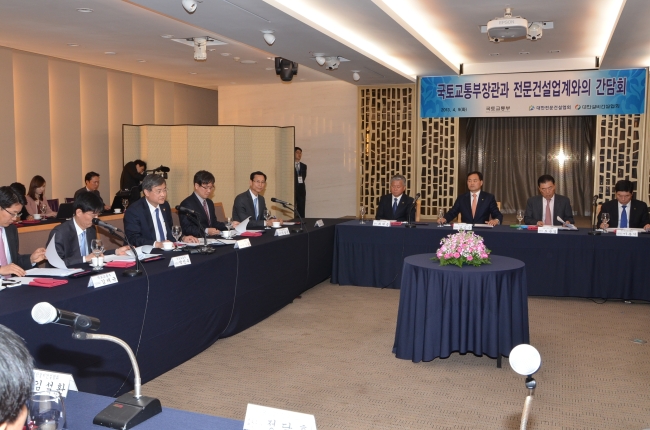 서승환(정무직공무원/전교수/국토교통부장관)
서승환 국토교통부 장관은 9일 “전문건설업계의 고충 개선을 위해 정책적으로 지원하고, 현장에서 제대로 시행되는지를 꾸준히 점검하겠다”고 말했다. 서 장관은 이날 낮 12시 동작구 중소 하도급 건설업체 단체인 대한전문건설협회(KOSCA)를 방문해 “어려운 건설 현장 여건에서도 국가 경제발전을 위해 최선을 다하는 모습이 매우 인상적이었다”며 이같이 밝혔다.