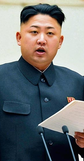 김정은(정치인/북한/국방위원장)
김정은 북한 국방위원회 제1위원장이 스위스 유학 시절 미국의 유명 뮤지컬인 ‘그리스’에서 연기했던 사실이 밝혀졌다고 영국 대중지 ‘더 선’이 9일 보도했다.