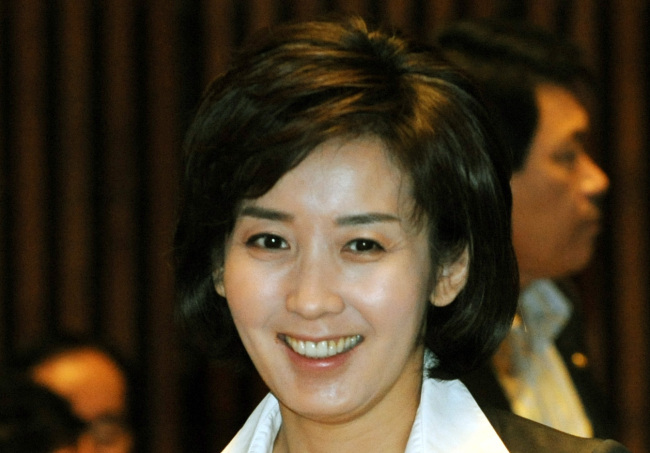 나경원(변호사/전국회의원)
오세훈 전 서울시장의 한양대 대학원특임교수 임용에 이어 나경원 전 새누리당 의원이 서울대 행정대학원에 초빙교수로 임용되자 온라인 상에서 큰 관심이 쏠리며 엇갈린 반응이 쏟아지고 있다.