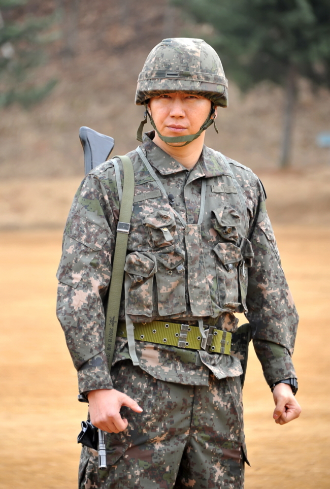 김수로(김상중/영화배우/탤런트)
배우 김수로가 다시 군대에 갔다. ‘6개월 방위’ 출신으로 한 번, 예능 프로그램을 통해 현역으로 또 한 번이다.