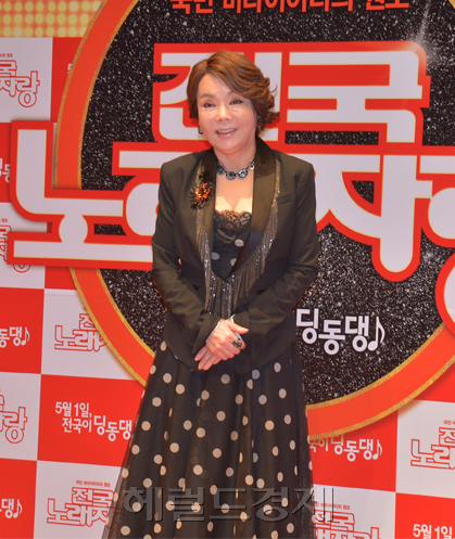 김수미(김영옥/탤런트/영화배우)
배우 김수미가 9일 오전 서울 자양동 롯데시네마 건대입구점에서 열린 영화 ‘전국노래자랑’ 제작발표회에 참석해 포토타임을 갖고 있다.