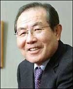 윤동한(기업인/한국콜마대표이사회장)
생약인 초제(草劑) 상태가 아닌 원료의약품 형태의 한방약이 오는 6월부터 국내에 한의원과 한방병원에 본격 공급된다. 10일 제약업계에 따르면, 한국콜마홀딩스(대표 윤동한)는 한방약 사업준비를 완료하고 상반기 내 유통을 시작한다.