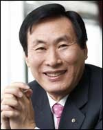 임정빈(금융인/금융협동조합 서울지역협의회장)
“눈길에 쓰러져 있는 행인을 업고 가면서 서로 체온이 전달돼 죽음을 피했다는 인도의 성자 썬다싱(Sundar Singh)의 일화에서 협동조합의 기본정신을 볼 수 있어요”지난 40년 간 신협에 몸담아 온 임정빈 신협 서울지역협의회 회장의 말이다.