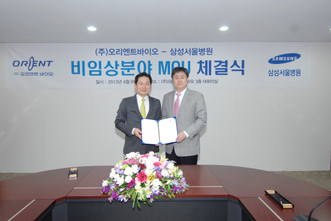 장재진(기업인/학교법인인/오리엔트바이오대표이사 회장/해은학원이사장),홍성화(의사/교수/삼성서울병원 미래의학연구원장)
오리엔트바이오(회장 장재진ㆍ왼쪽)는 9일 삼성서울병원과 비임상(동물대상 임상)시험 분야 협력을 주요 내용으로 하는 양해각서(MOU)를 체결했다