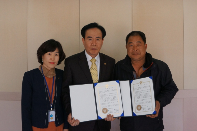 오병익(기관장/충북유아교육진흥원장),김상만(기업인/경성개발대표)
충북유아교육진흥원(원장 오병익·사진 가운데)은 청주소재 토목건설 업체인 경성개발(대표 김상만·사진 오른쪽)과 유아 실외체험장 조성 협력을 주요내용으로 하는 교육기부협약을 체결했다고 10일 밝혔다.