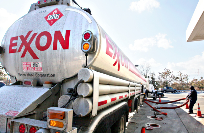 An Exxon tanker truck makes a refueling stop at an Exxon station in Arlington, Virginia.   AP-Yonhap News