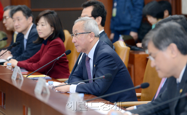 10일 오전 서울 세종로 정부서울청사에서 열린 경제관계장관회의에 참석한 현오석 경제부총리 겸 기획재정부 장관이 모두발언을 하고 있다./안훈기자 rosedale@ 2013.0410
10일 오전 서울 세종로 정부서울청사에서 열린 경제관계장관회의에 참석한 현오석 경제부총리 겸 기획재정부 장관이 모두발언을 하고 있다./안훈기자 rosedale@ 2013.0410
현오석 부총리 겸 기획재정부 장관이 10일 서울 세종로 정부서울청사에서 열린 첫 경제관계장관회의에서 모두발언을 하고 있다.  안훈 기자/rosedale@heraldcorp.com