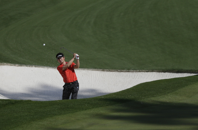 양용은(골퍼/KB금융그룹)
Korea’s Yang Yong-eun hits out of a bunker on the 10th hole during a practice round ahead of the Masters on Tuesday.   AP-Yonhap News