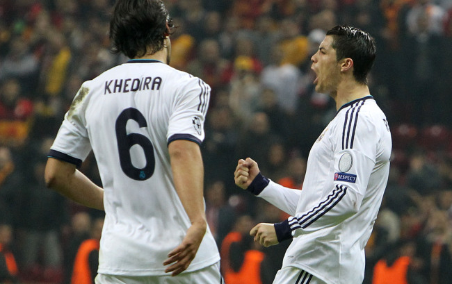 크리스티아누호날두(CristianoRonaldo/축구선수/레알마드리드)
Real Madrid’s Cristiano Ronaldo (right) celebrates after scoring his second goal on Tuesday.   AP-Yonhap News