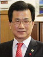 이시종(광역단체장/전국회의원/충청북도도지사)
오송읍 지역 주민에게 양질의 소방서비스를 제공하고 화재와 구조, 구급 등 각종 재난업무의 신속한 대응을 위한 오송 119안전센터가 10일 개청했다.