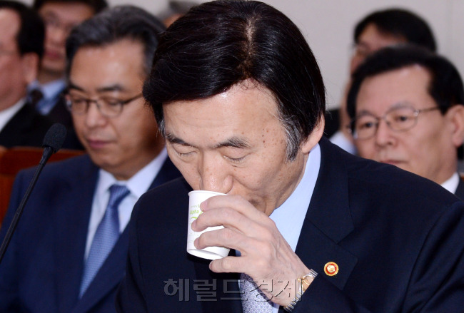 10일 국회에서 열린  외통위에서 운병세 외교부 장관이 업무보고를 하고 있다. 박현구 기자phko@heraldcorp.com
10일 국회에서 열린  외통위에서 운병세 외교부 장관이 업무보고를 하고 있다. 박현구 기자phko@heraldcorp.com
북한의 미사일 발사가 임박한 10일 국회 외교통일위원회 전체회의에 참석한 윤병세 외교장관이 답답한듯 물을 마시고 있다. 윤 장관은 “강력한 대북압박과 국제공조를 통해 상황을 안정적으로 관리하겠다”고 말했다.  박현구 기자/phko@