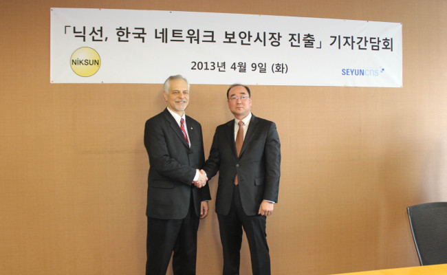 제임스맨쿠소(기업인/닉선글로벌부사장),이방희(기업인/세윤CNS사장)
11일 업계에 따르면 네트워크 보안 전문 기업인 닉선은 한국에 지사를 설립하고 국내 시장에 본격 진출한다고 밝혔다. 닉선은 자사 보안 제품에 대해 실시간 풀 패킷 저장, 네트워크를 모니터링 및 분석까지 원스톱으로 처리하는 점이 특징이라고 소개했다.