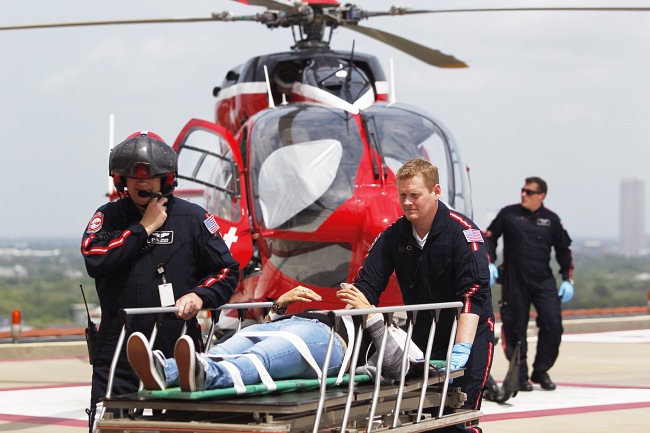 Life Flight personnel rush a victim wounded in a stabbing attack on the Lone Star community college system’s Cypress, Texas campus into Memorial Hermann Hospital in Houston on Tuesday.   AP-Yonhap News