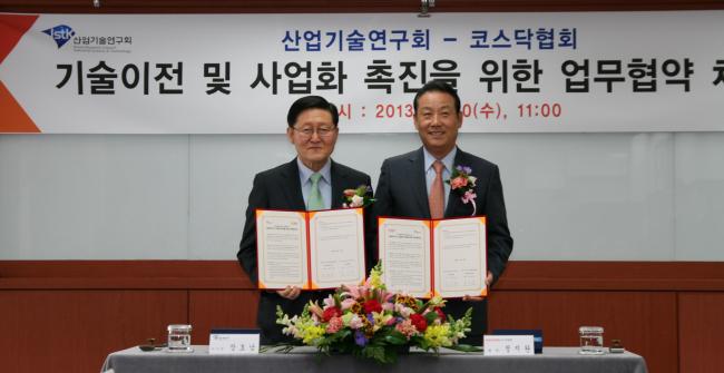 정지완(기업인)
코스닥협회와 산업기술연구회는 코스닥기업의 기술이전과 사업화 활성화를 위해 양해각서(MOU)를 체결했다고 10일 밝혔다.
왼쪽 장호남 산업기술연구회 이사장, 오른쪽 정지완 코스닥협회 회장