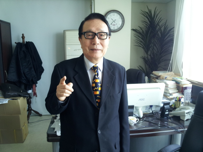 박찬종(변호사/전국회의원)
그가 바로 법무법인 한우리의 대표를 맡고 있는 박찬종(74ㆍ사진) 변호사다. 그의 별명은 ‘독불장군’ ‘무균질’ 등 여러가지다. 모두 정계에 몸담으며 생긴 별명이다. 그는 한때 대권을 꿈꾸던 야심가였다. 하지만 박 변호사는 이제 모든 것을 내려놓고 인권변호사로 귀환(?)했다.